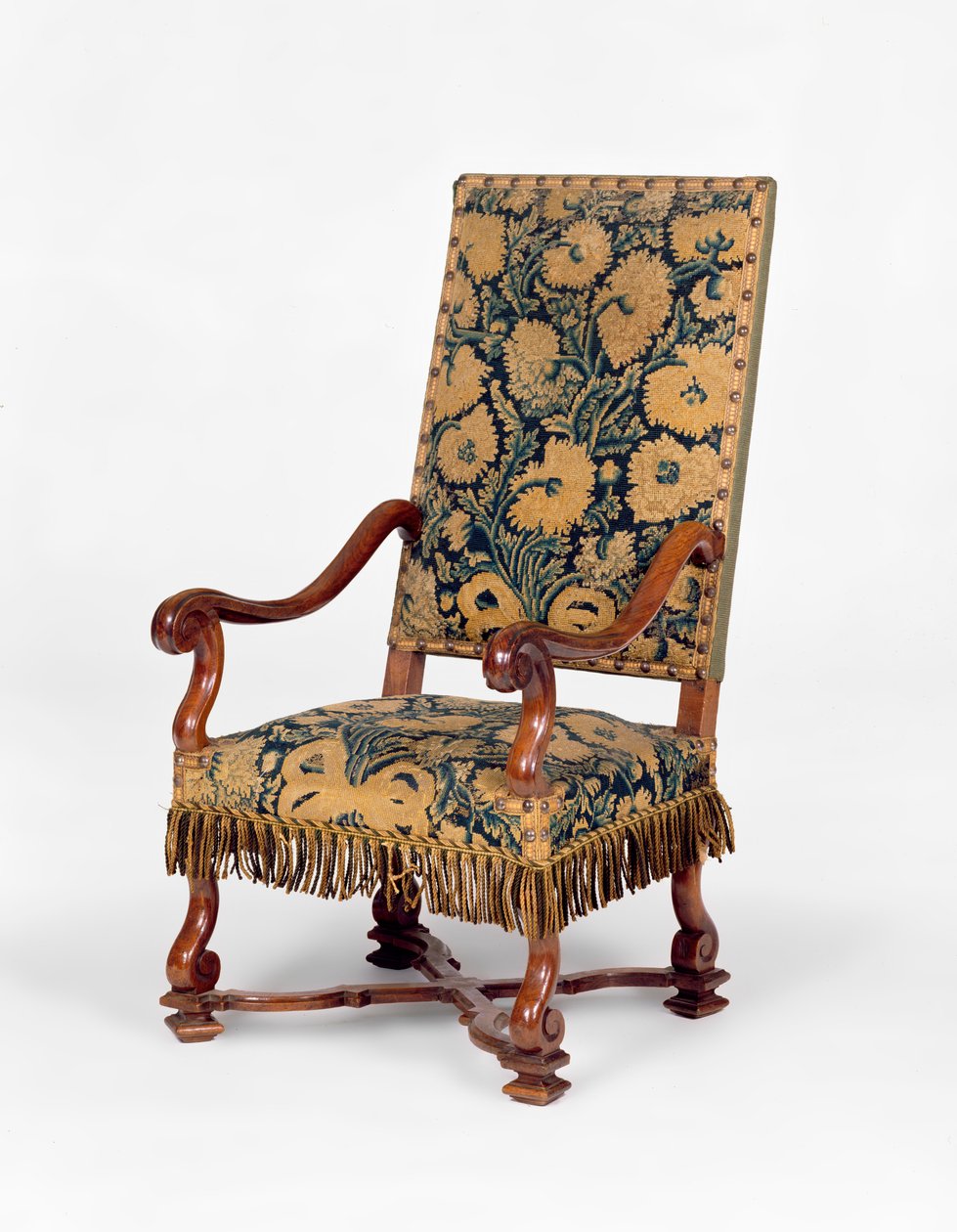 George II bank bedekt met borduurwerk, c.1745. Serpentine rug, gebogen armen bedekt met borduurwerk met gesneden cabriole poten. door Unbekannt Unbekannt