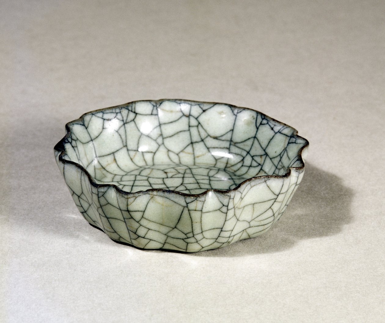 Kuan-ware penseelwasser met acht lobben en een geschulpte rand, Sung-dynastie (960-1279) door Unbekannt Unbekannt