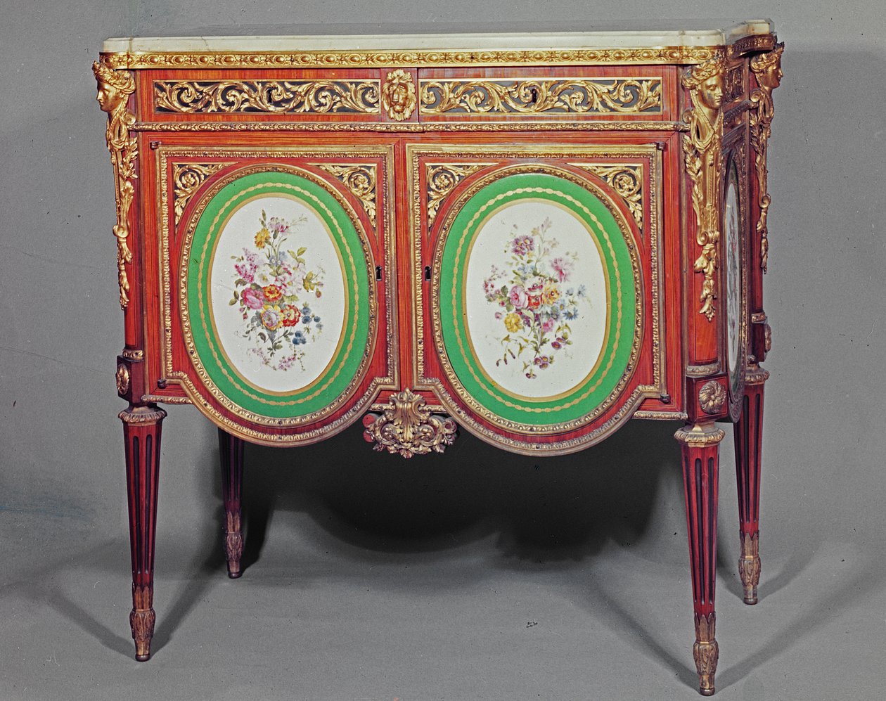 Louis XVI kast, gestempeld M.Carlin JME, versierd met verguld brons en Sevres platen, ca.1774 door Unbekannt Unbekannt