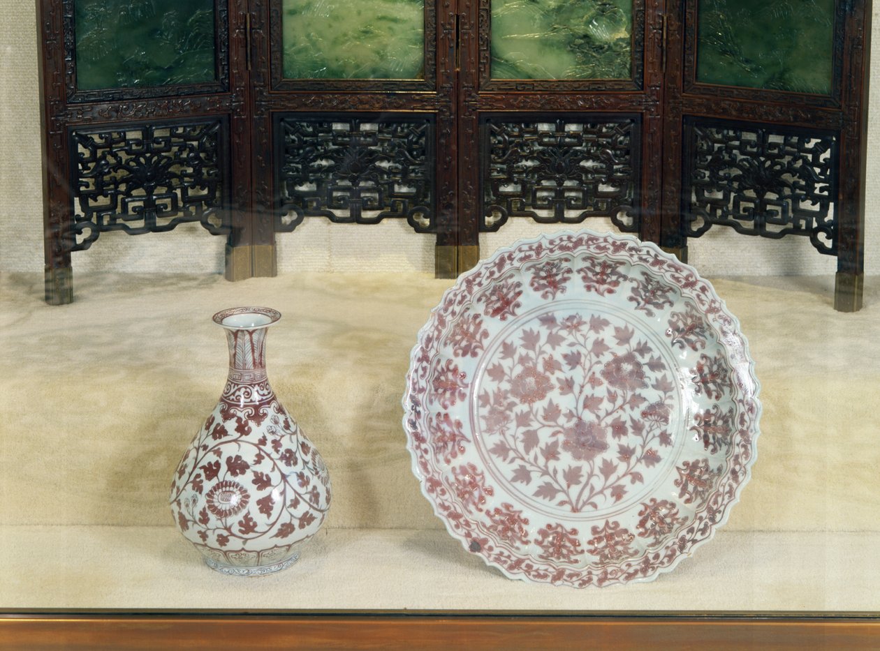 Peer-vormige fles versierd in onderglazuur rood met kronkelende chrysantentakken, Hung Wu periode (1368-98) door Unbekannt Unbekannt