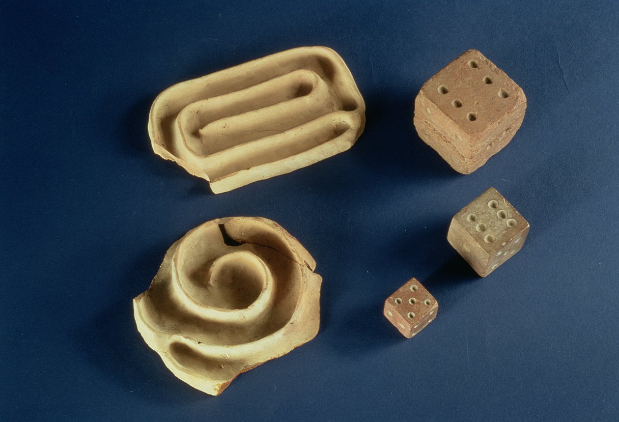 Zandstenen dobbelstenen en terracotta doolhofspel, Harappa, 2300-1750 v.Chr. door Unbekannt Unbekannt
