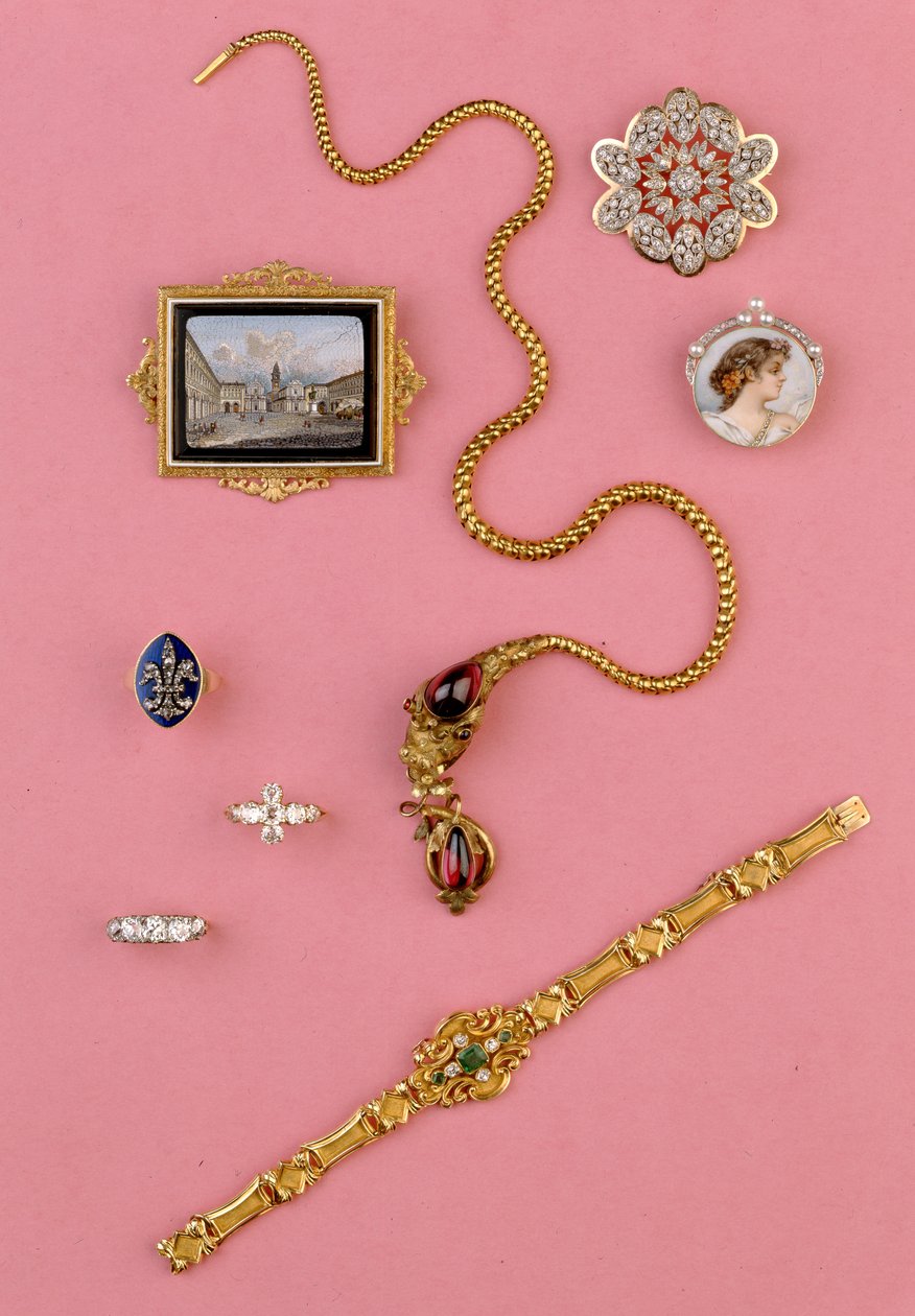 Selectie van 20e-eeuwse sieraden: cabochon granaat slang ketting; miniatuur mozaïek broche; smaragd en diamanten cluster armband door Unbekannt Unbekannt