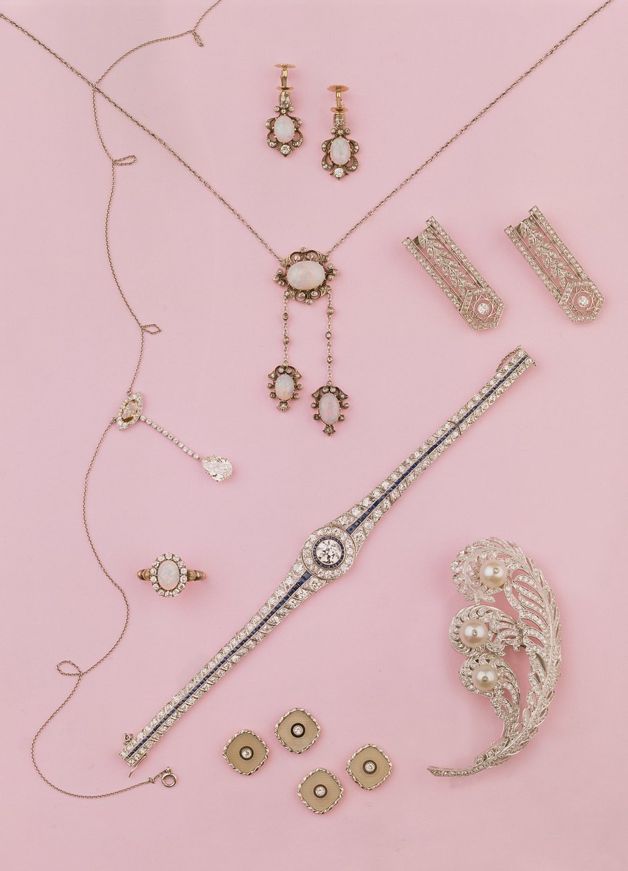 Selectie van Edwardiaanse en Art Deco sieraden: opalen oorbellen en hanger; diamanten negligé hanger; struisvogel pluim broche; diamanten en onyx manchetknopen en studs door Unbekannt Unbekannt