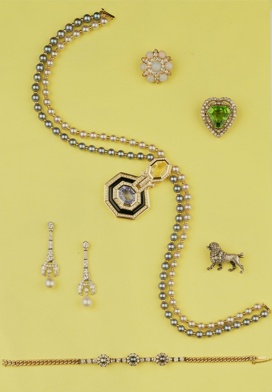 Selectie van sieraden: Art Deco stijl gekweekte parelketting met gele en blauwe saffieren; diamanten en parel hanger oorbellen; opaal en roosdiamanten cluster ster broche; roosdiamanten poedel broche door Unbekannt Unbekannt