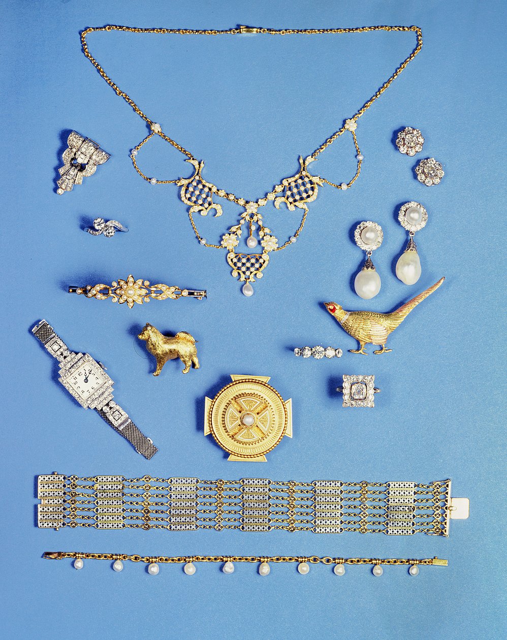 Selectie van sieraden: parel en gouden hanger; Art Deco diamanten clip broche; parel oorbellen; Keltische stijl gouden broche; Edwardiaanse ketting armband; fazanten broche; halve parel gouden scharnierende armband door Unbekannt Unbekannt