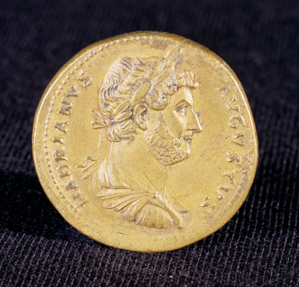 Sestertius van Hadrianus uit Newcastle Upon Tyne, 132 na Christus. Toont buste van Hadrianus als een zegevierende commandant door Unbekannt Unbekannt