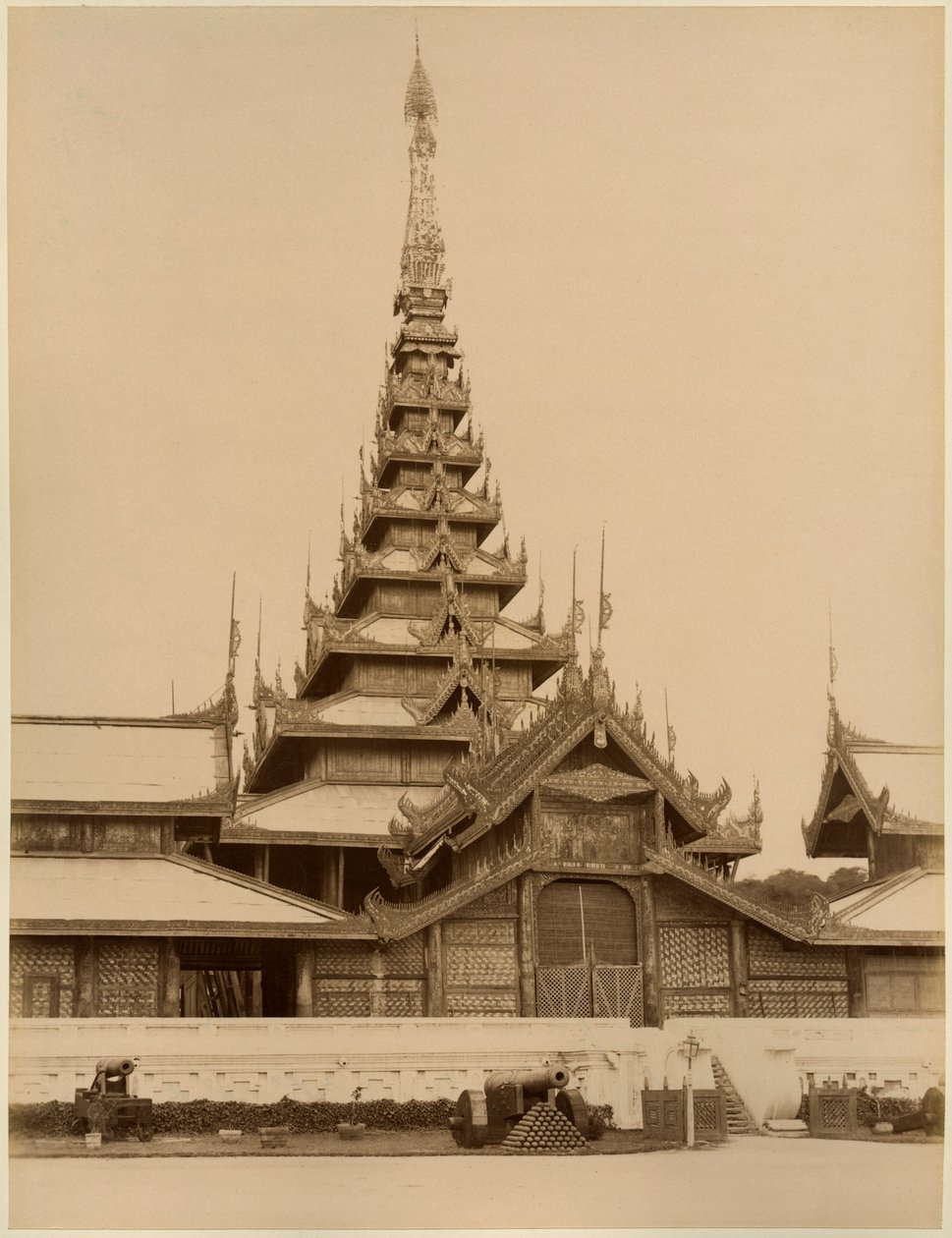 De Myei-nan of Hoofdaudiencezaal in het paleis van Mandalay, Birma, eind 19e eeuw (albumineprint) door Unbekannt Unbekannt