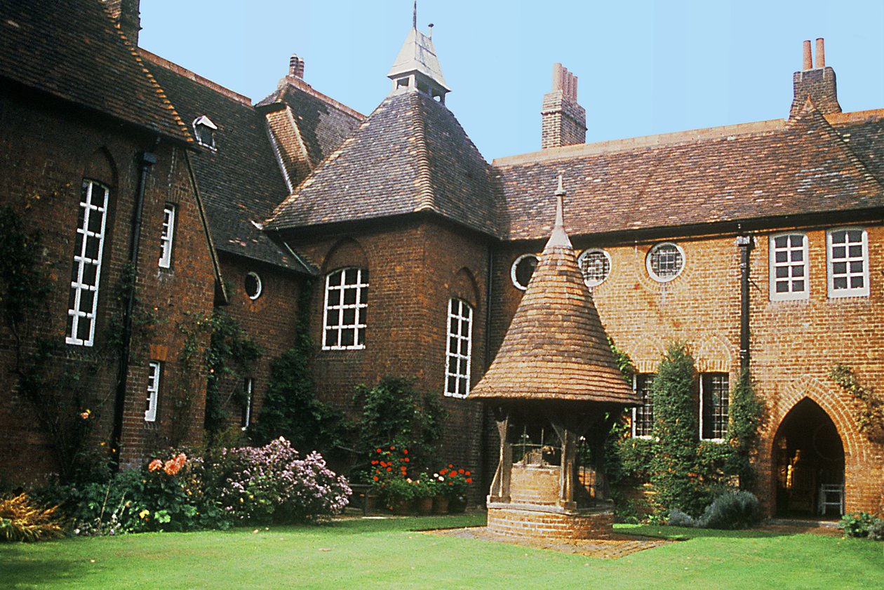 Uitzicht op de buitenkant van The Red House, Bexleyheath, ontworpen door William Morris, voltooid in 1859 door Unbekannt Unbekannt