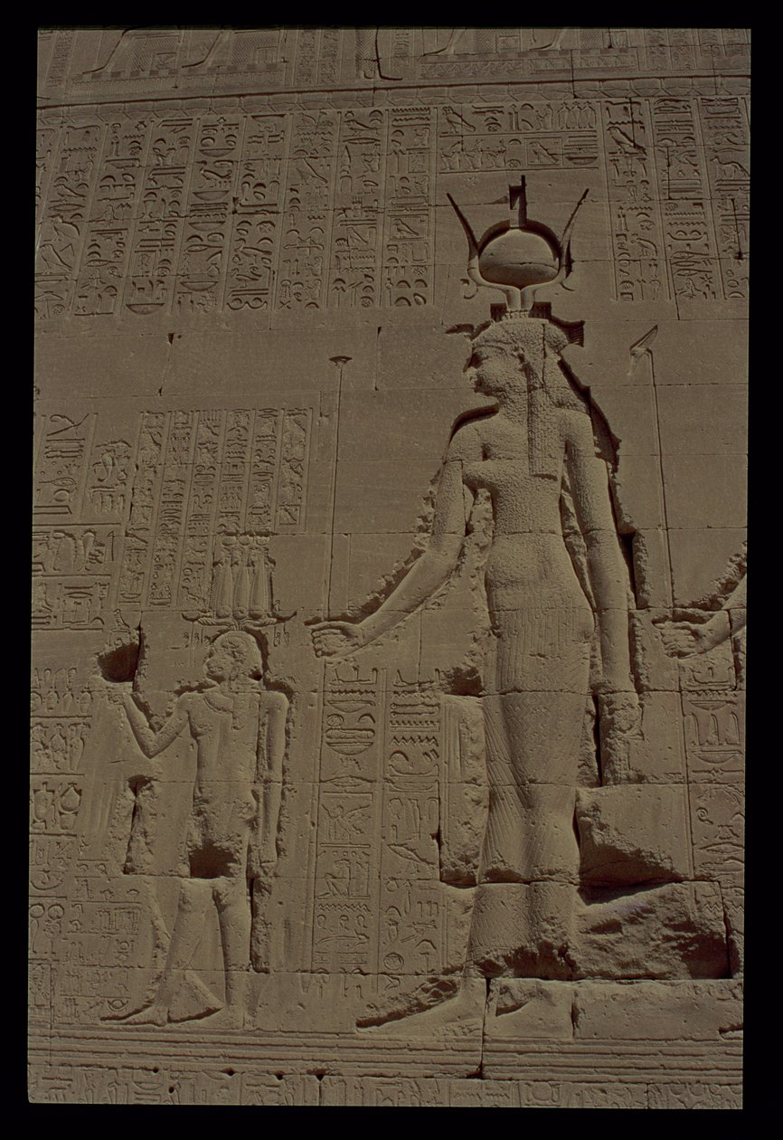 Reliëf met Hathor en haar zoon, Ihy, van de achterwand van de tempel, ca. 125 v.Chr.-60 n.Chr. door Unbekannt Unbekannt