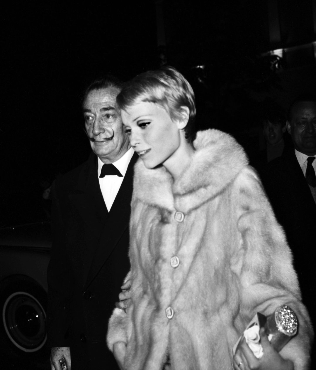 Salvador Dali en Mia Farrow bij de première van de film "The Night of the Generals", Parijs, 19 april 1967 door Unbekannt Unbekannt