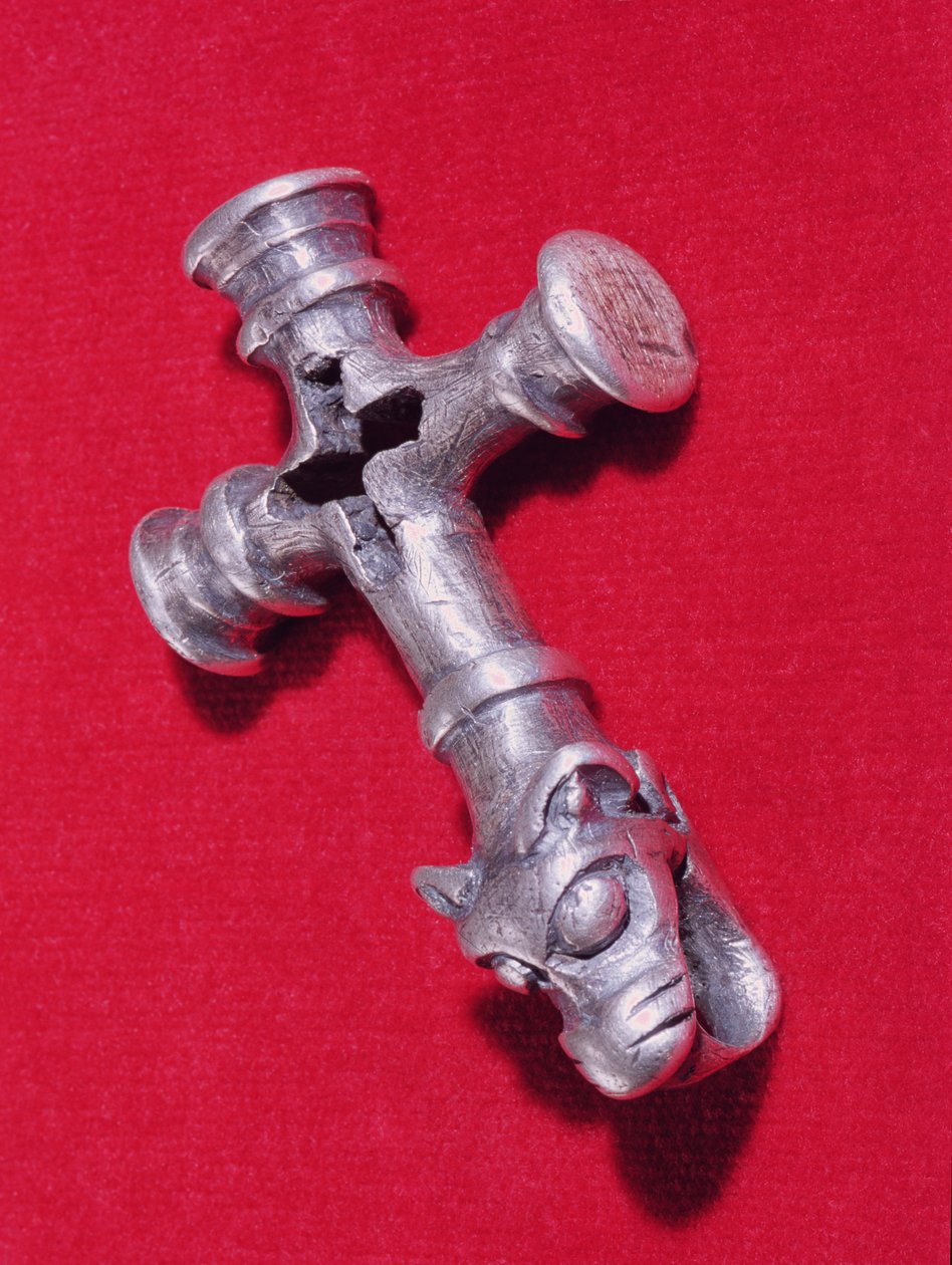 Viking amulet in de vorm van een kruis met een drakenkop ontwerp door Unbekannt Unbekannt