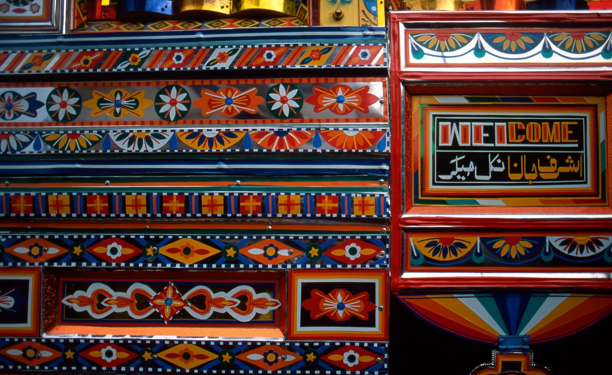 Carrosserie, een kenmerkende volkskunst van Pakistan, heeft de dorpsstraten, stadsstraten en langeafstandssnelwegen veranderd in een nationale galerij zonder muren, een vrije vorm, caleidoscopische tentoonstelling in voortdurende beweging. De overgrote mee door Unbekannt Unbekannt