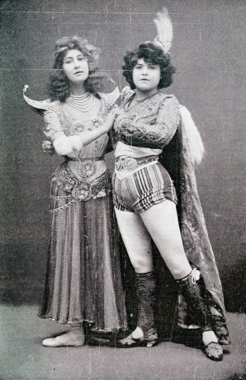 Liane de Pougy als de Indiase godin "La Yakcha" in het Palace Theatre, Londen met haar bediende, Lallie Pernod, 1901 door Unbekannt Unbekannt