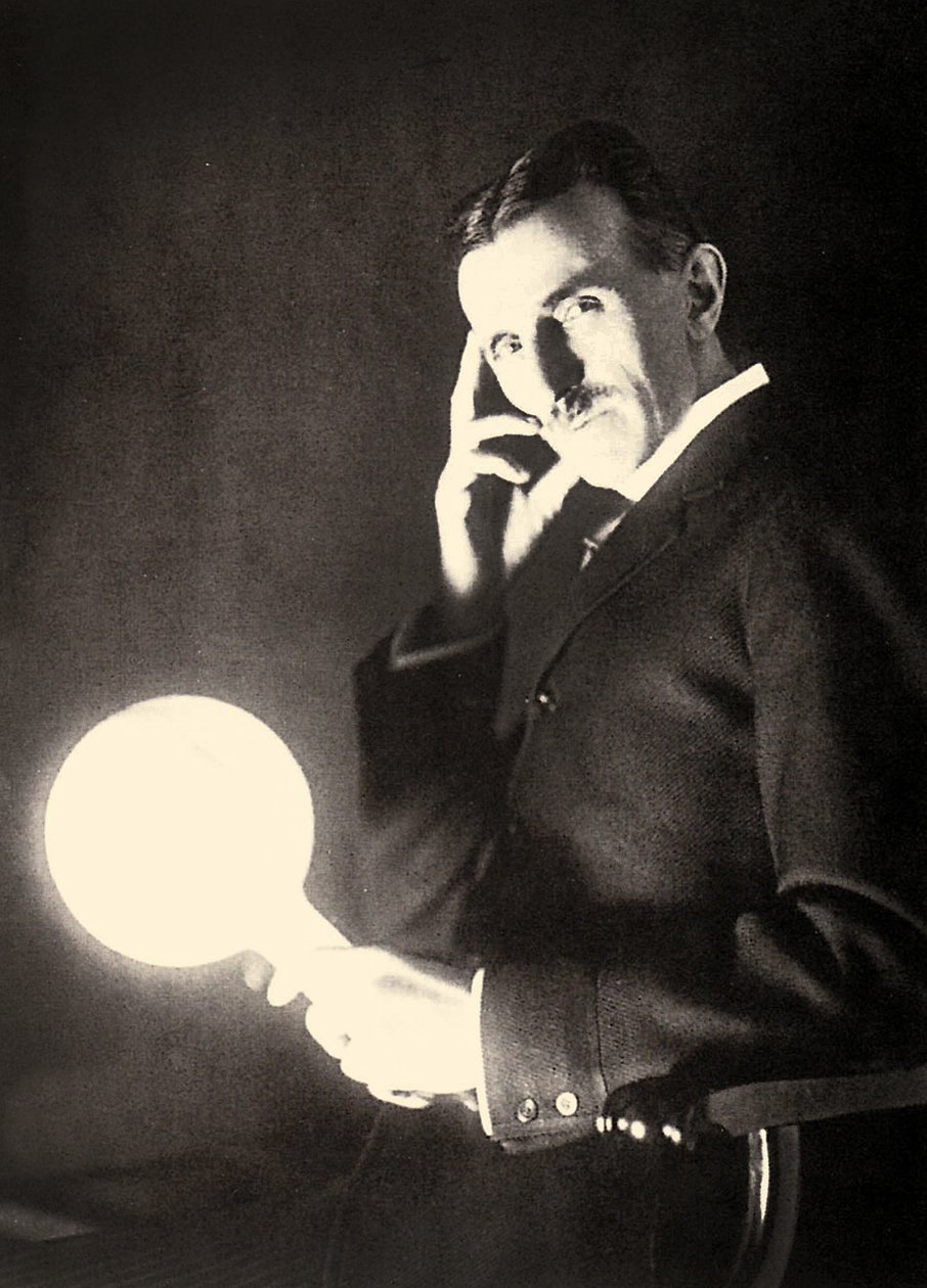 Portret van Nikola Tesla met een gloeilamp verlicht door het elektromagnetische veld van een Tesla-spoel, 1899 door Unbekannt Unbekannt