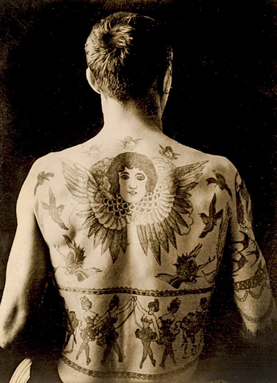 Portret van een man met een uitgebreide rugtattoo c.1910 door Unbekannt Unbekannt