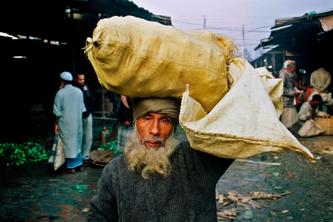 Portret van een groenteverkoper. Abdus Samad koopt groenten op de groothandelsmarkt en verkoopt ze op straat. Nirala kacha bazar, Khulna, Bangladesh. door Unbekannt Unbekannt