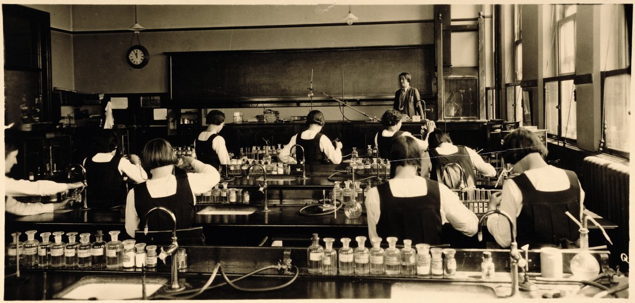 Wetenschapsles op de London Grammar School for Girls, 1936 door Unbekannt Unbekannt