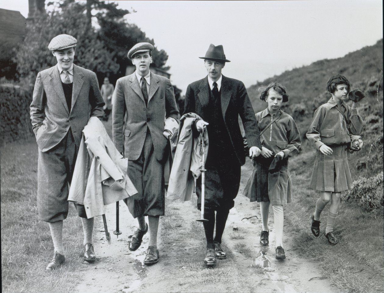 10e hertog met zijn vier kinderen, Billy, Andrew, Anne en Elizabeth bij Bolton Abbey, ca. 1938 door William M. Timlin