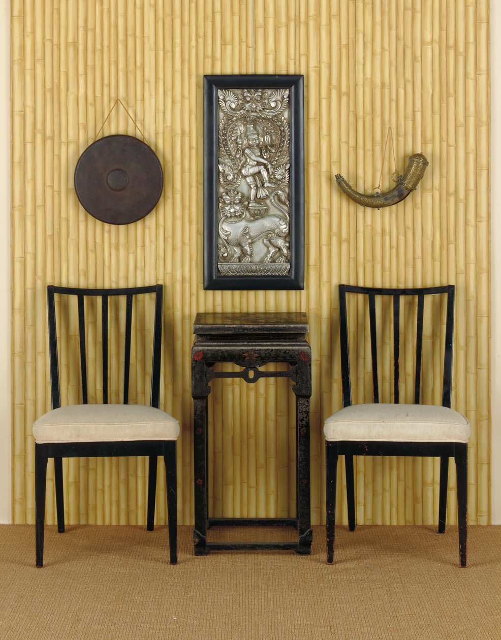 Een Chinese zwartgelakte en gedeeltelijk polychroom versierde bijzettafel, interieur van Marlon Brando