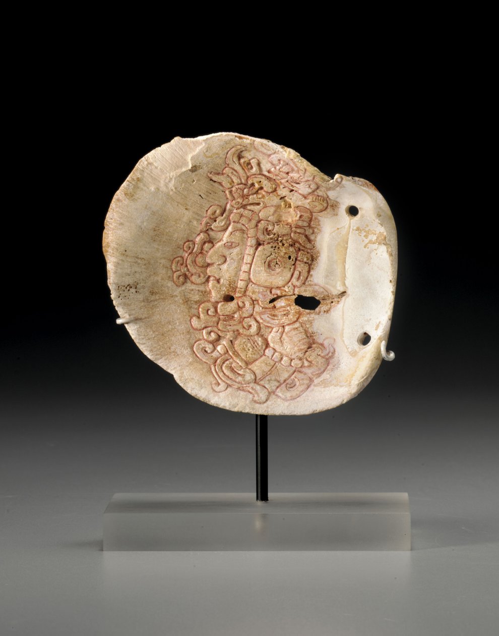 Een Mayaanse schelppectoraal met het profiel van een dignitaris, c.450-650 door Unbekannt