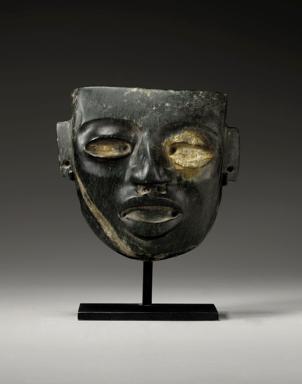 Een stenen masker uit Teotihuacan, gesneden met het jeugdige gezicht van een dignitaris, ca. 450-650 door Unbekannt