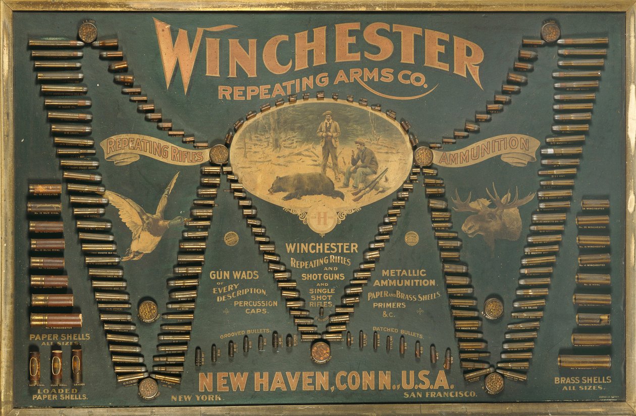 Een Winchester Cartridge Display Board, met een Uitgebreide Selectie van Metalen, Messing en Papieren Geval Geweer- en Schotpatronen Gerangschikt in de Vorm van een Uitgebreide 