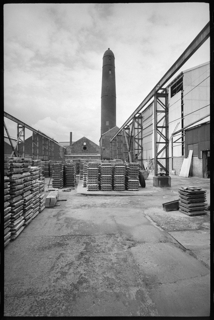 Een algemeen zicht op de Elswick Shot Tower, gesloopt 1968-69, gebruikt voor het maken van loden kogels, met een werf met paletten op de voorgrond, ca. 1955-69 door Unbekannter Künstler