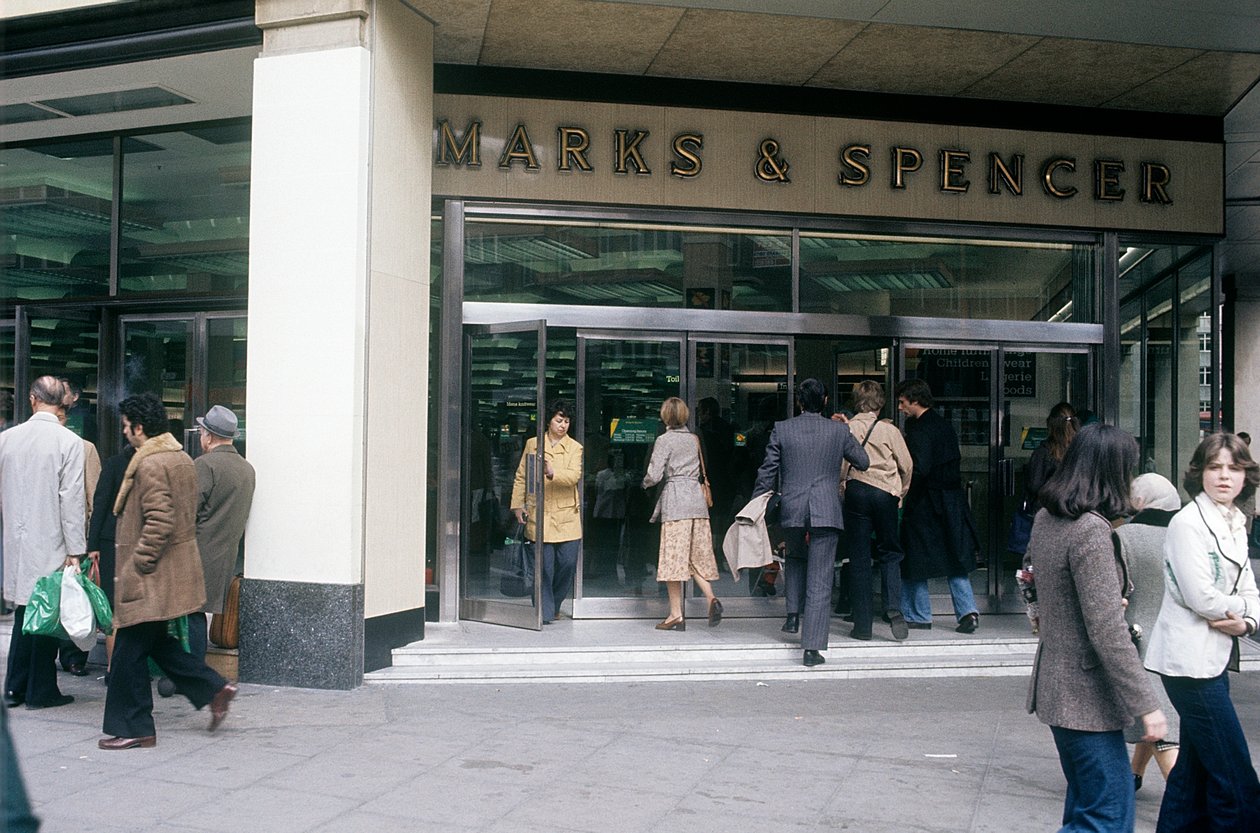 Een straatbeeld van Oxford Street met de ingang van Marks & Spencer, Londen, VK door Unbekannter Künstler