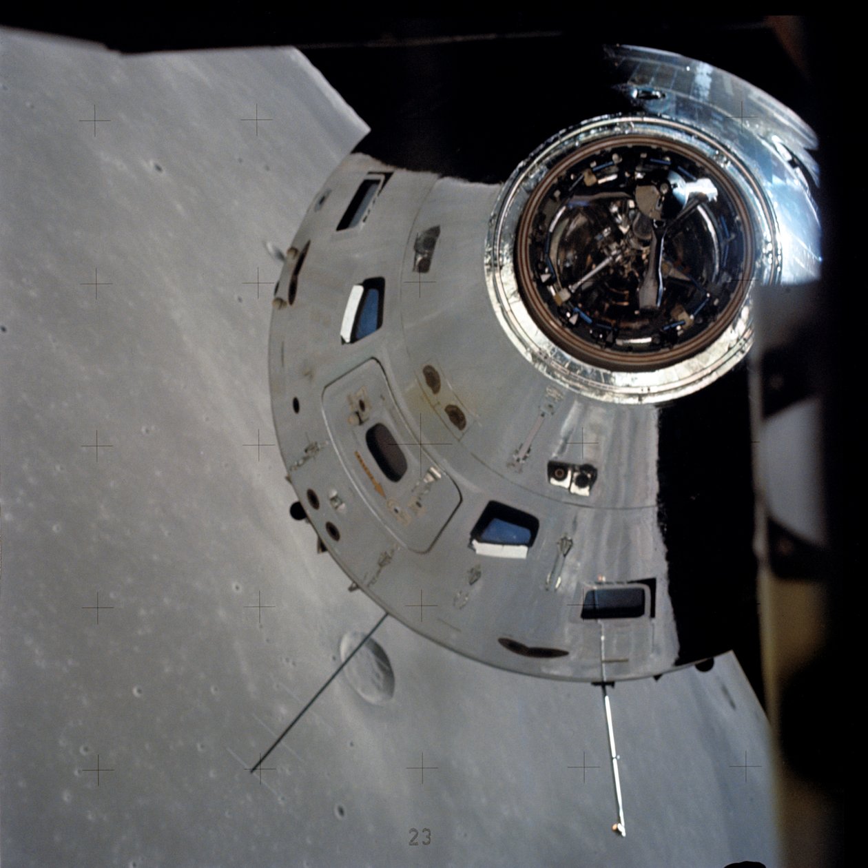 Apollo 17 Commando-/Servicemodules gefotografeerd vanuit de maanmodule in een baan om de maan door Unbekannt