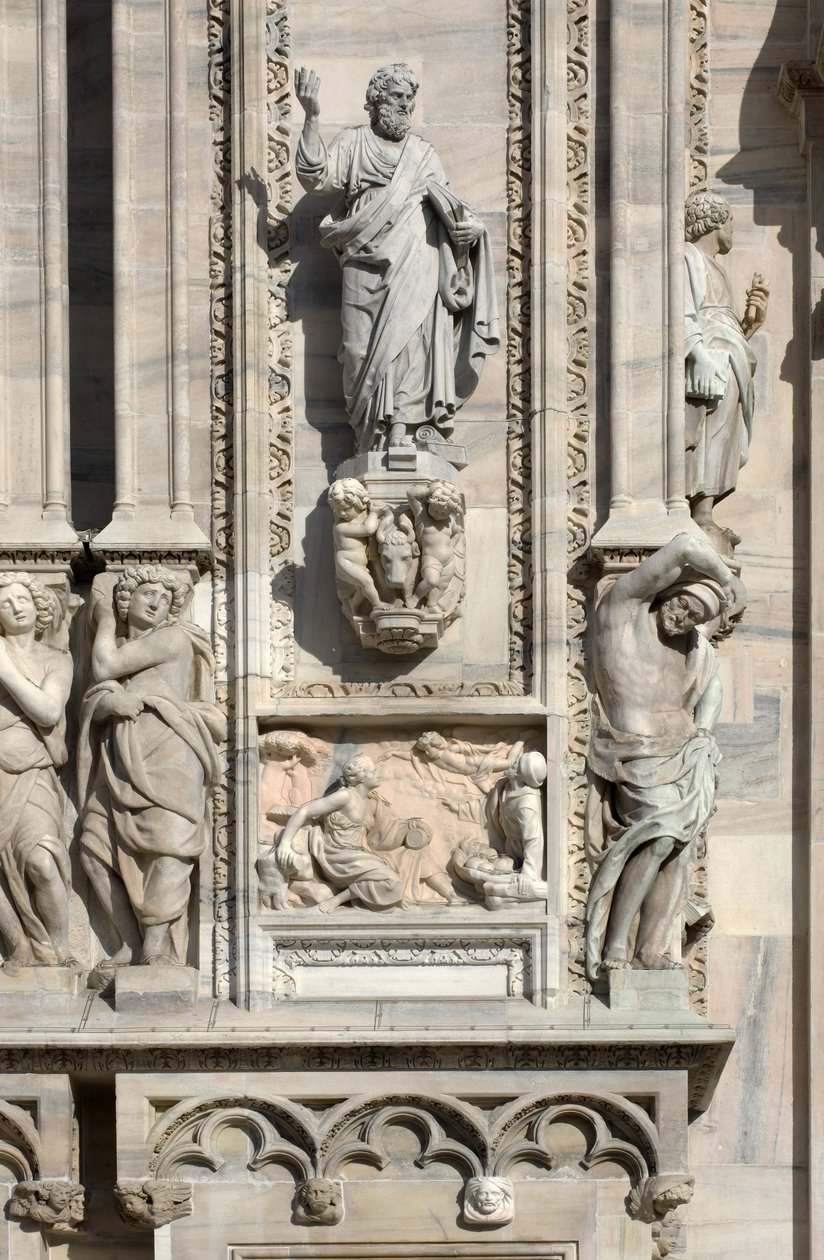 Architectuur: standbeeld van Sint Lucas (1811), en laag reliëf dat de verschijning van de engel aan de moeder van Samson voorstelt (1659). Detail van de gevel van de kathedraal (dom of duomo) van Milaan, Italië (detail) door Unbekannt