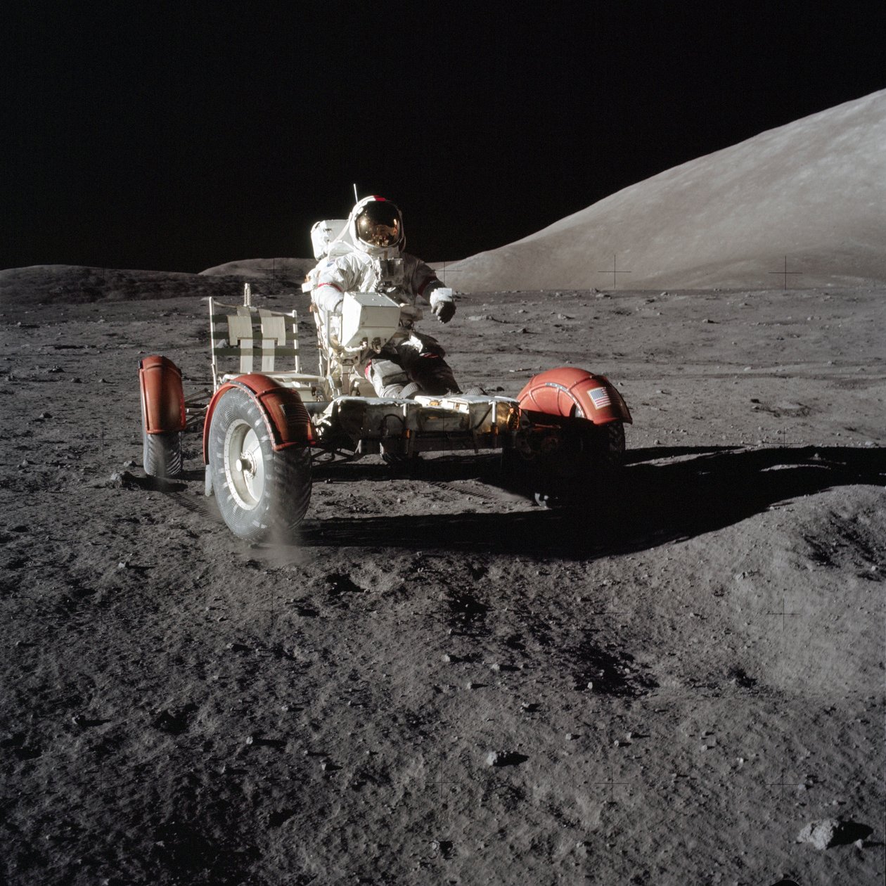 Astronaut Eugene Cernan bestuurt het Lunar Roving Vehicle tijdens de eerste EVA door Unbekannt