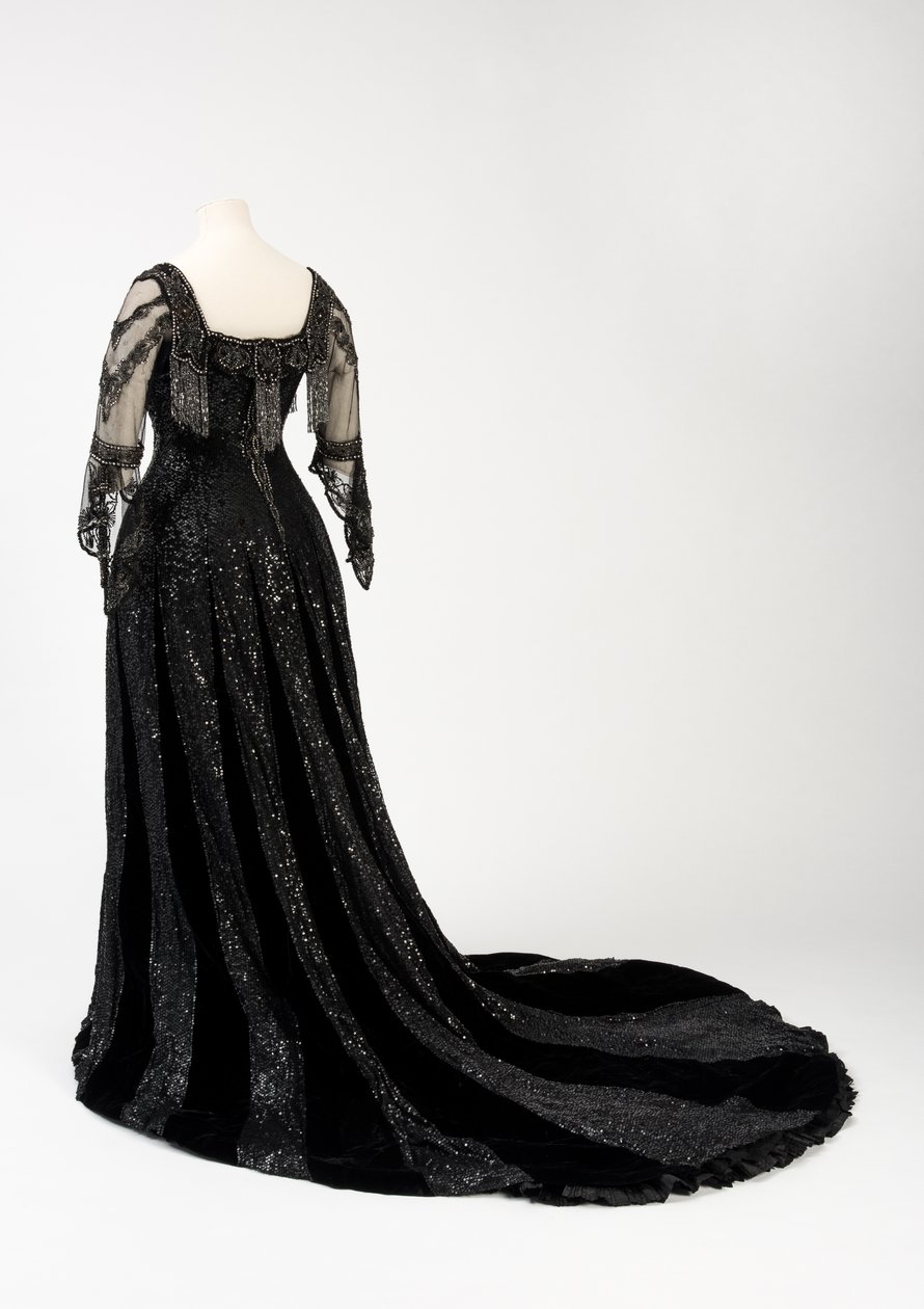 Zwarte avondjurk gedragen door koningin Alexandra, met kralen- en paillettenversiering en de handtekening van koningin Alexandra, gemaakt door Barolet van Knightsbridge, Londen 1908-1910 door Unbekannt