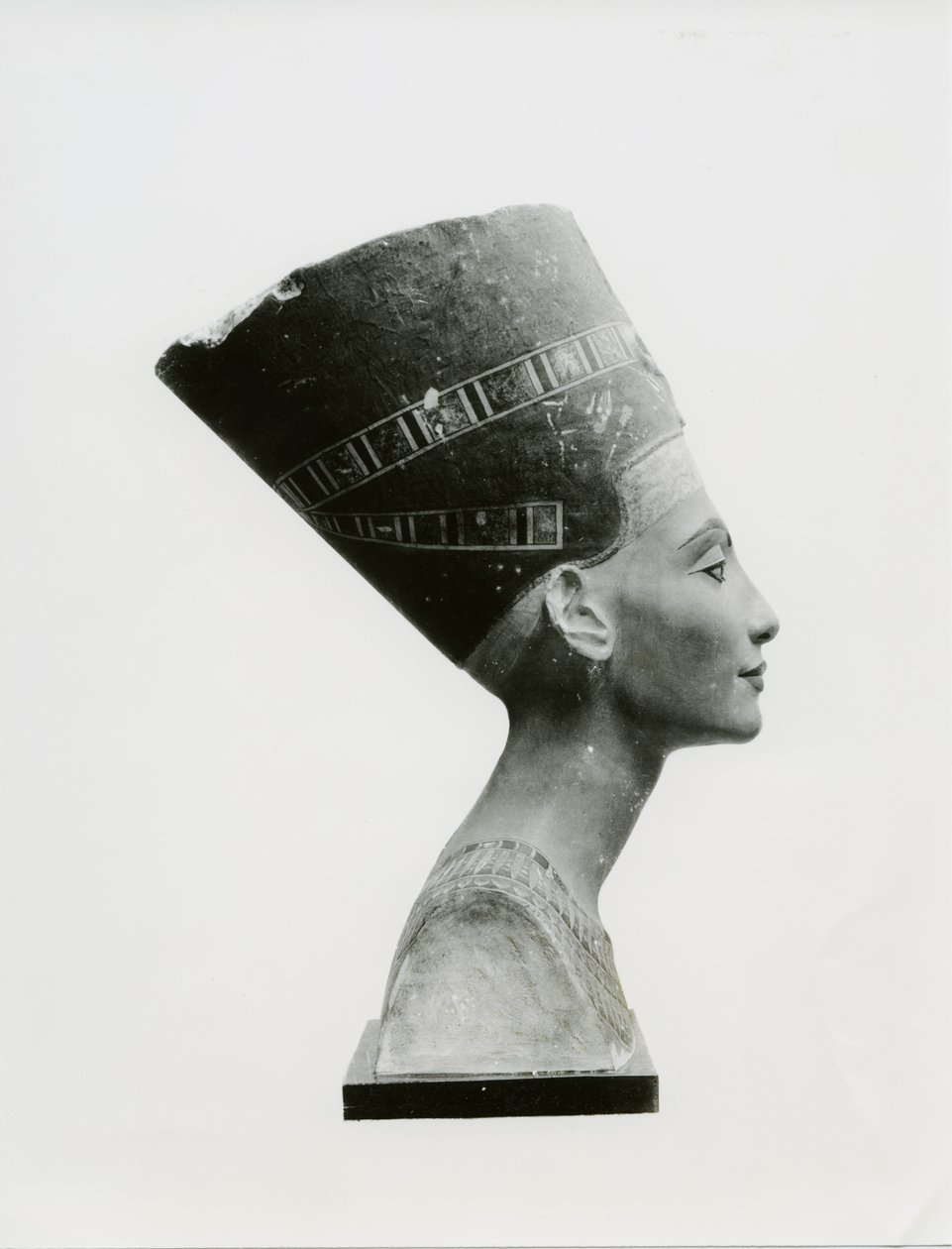 Buste van Koningin Nefertiti, zijaanzicht, kopie van buste in het Aegyptisches Museum, SMPK, Berlijn door Unbekannt