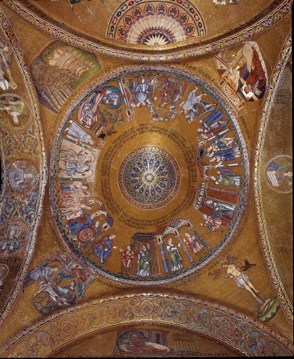 Byzantijnse architectuur: uitzicht op de koepel met mozaïeken op een gouden achtergrond door Unbekannt