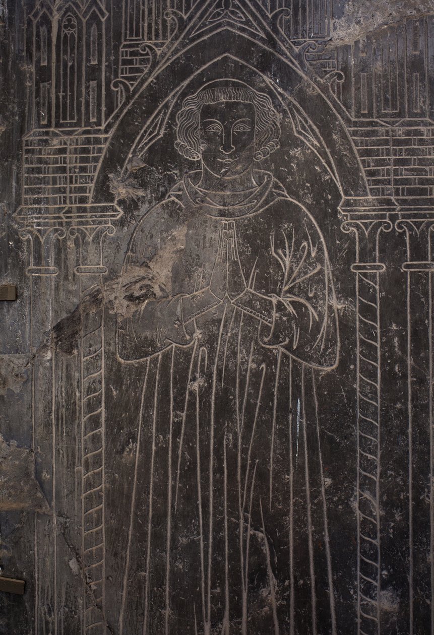 Kathedraalcollectie. Fragment van een stenen plaat. Bas-reliëf. Een kerkfunctionaris. Oorsprong kerk (Saint-Quentin van Doornik. Eind 13e eeuw. door Unbekannter Künstler