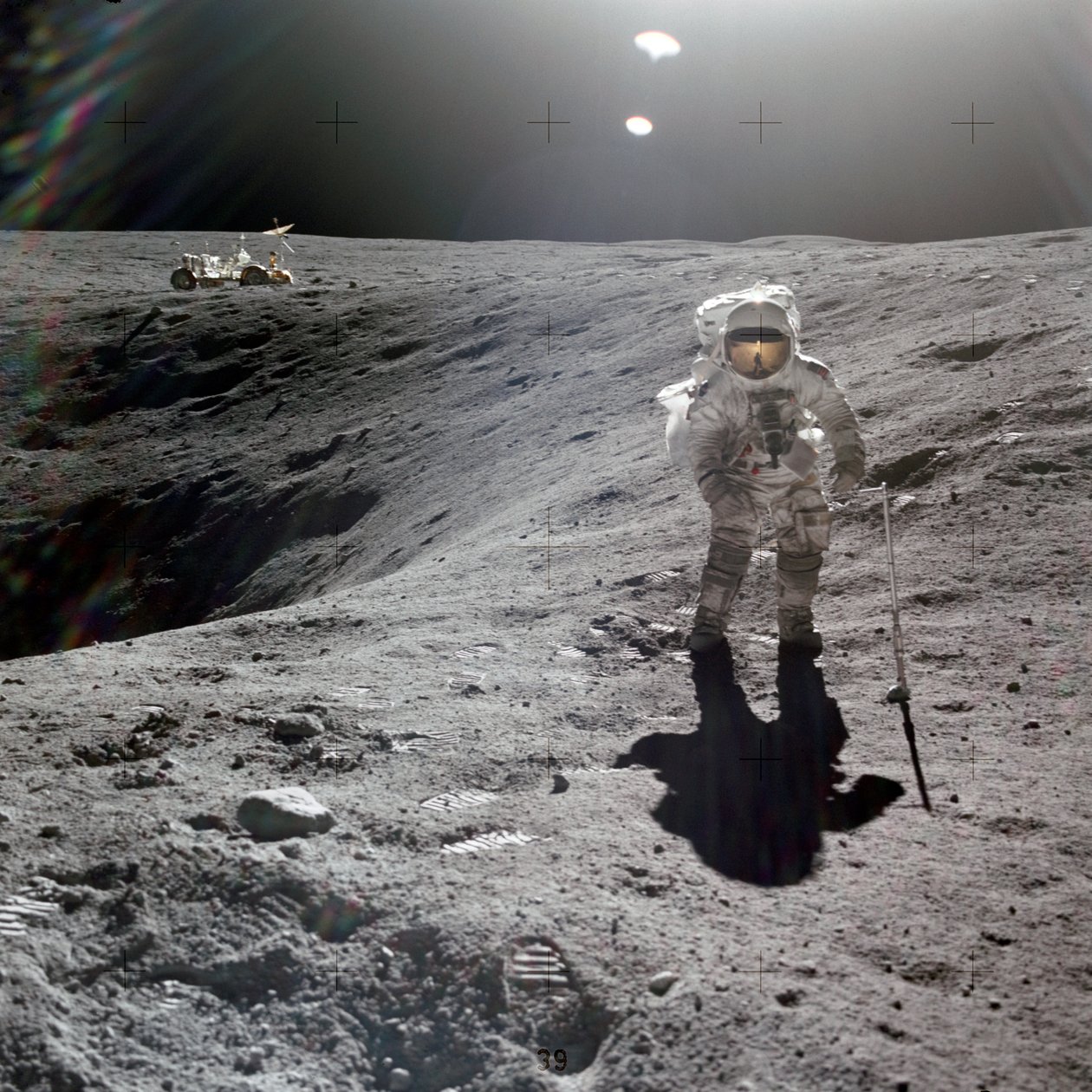 Charles M. Duke Jr., maanmodulepiloot van de Apollo 16-missie, verzamelt maanstalen aan de rand van Plum Crater, april 1972 door Unbekannt