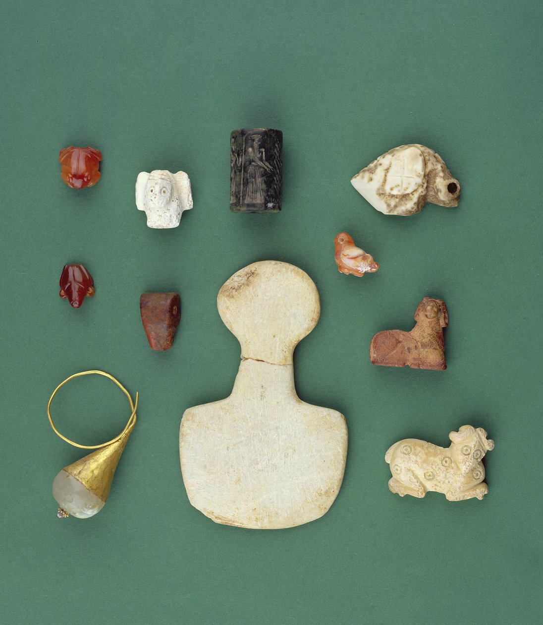 Collectie van Oost-Mediterrane objecten inclusief een Soemerische gieramulet, een Akkadisch serpentijnzegel en een Mesopotamische carneoolkikker, variërend van 3300-2000 v.Chr. door Unbekannt