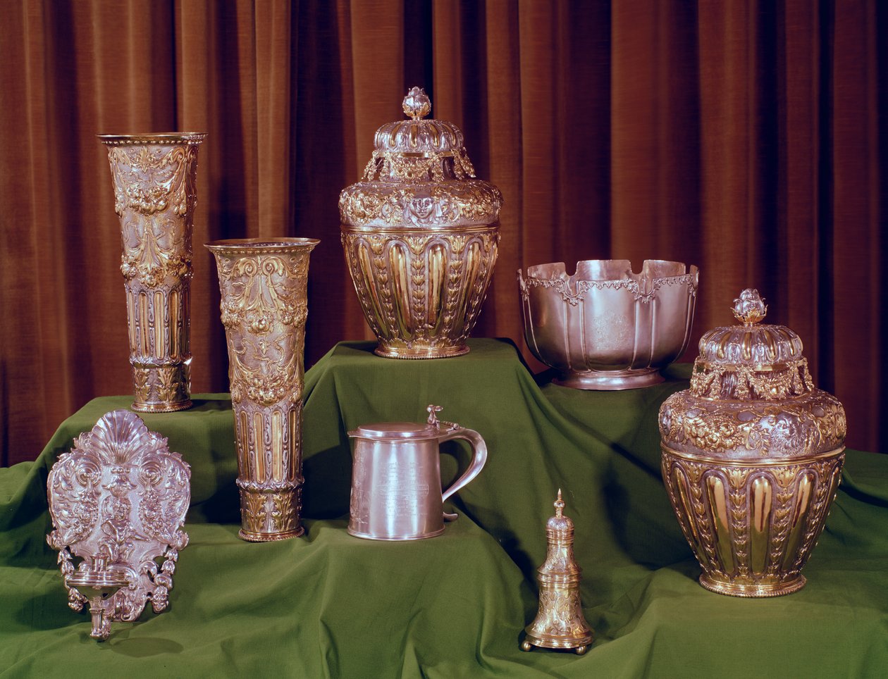 Collectie van zilveren en vergulde zilveren stukken, voor 17e eeuw door Unbekannt