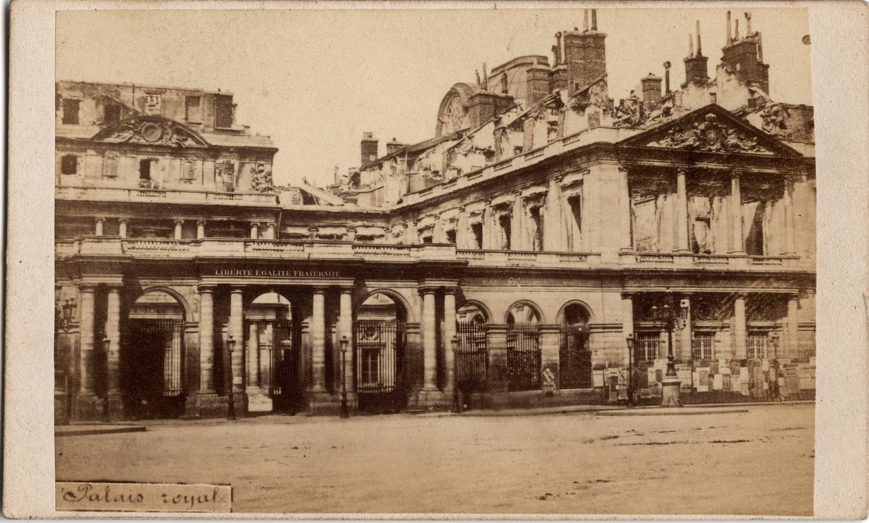 Commune van Parijs (1871): zicht op het Palais-Royal na de brand van mei 1871. Anonieme fotografie door Unbekannt