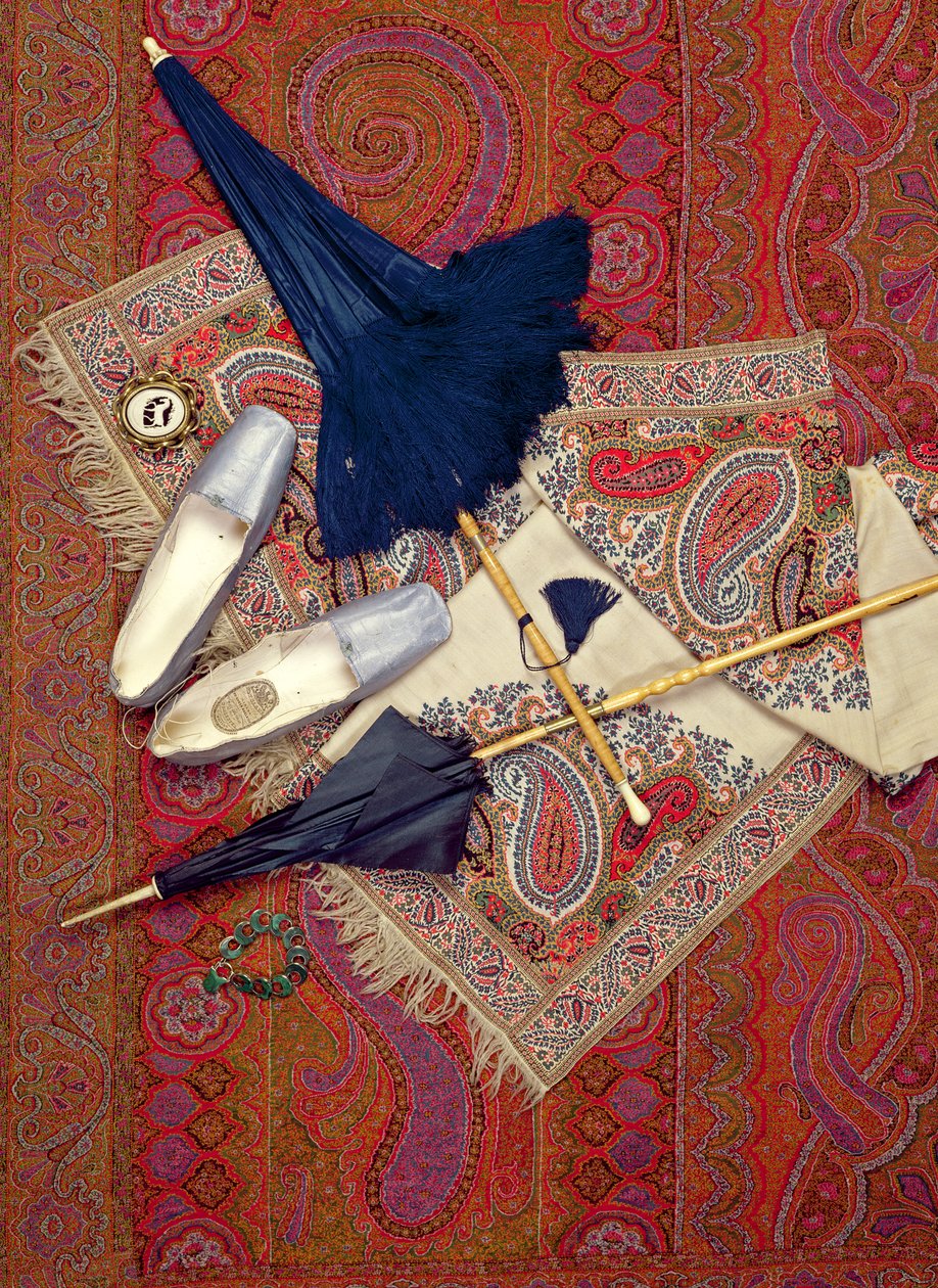 Kostuumaccessoires 1845-70, inclusief schoenen van Slade uit Cheltenham en sieraden door Unbekannt