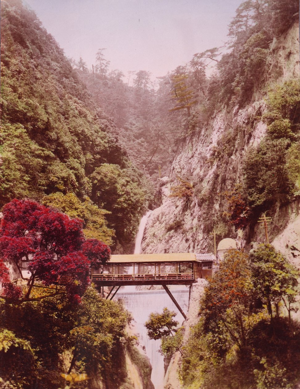 Overdekte brug in een steile kloof, met watervallen op de achtergrond, Japan, c.1890-1910 door Unbekannt