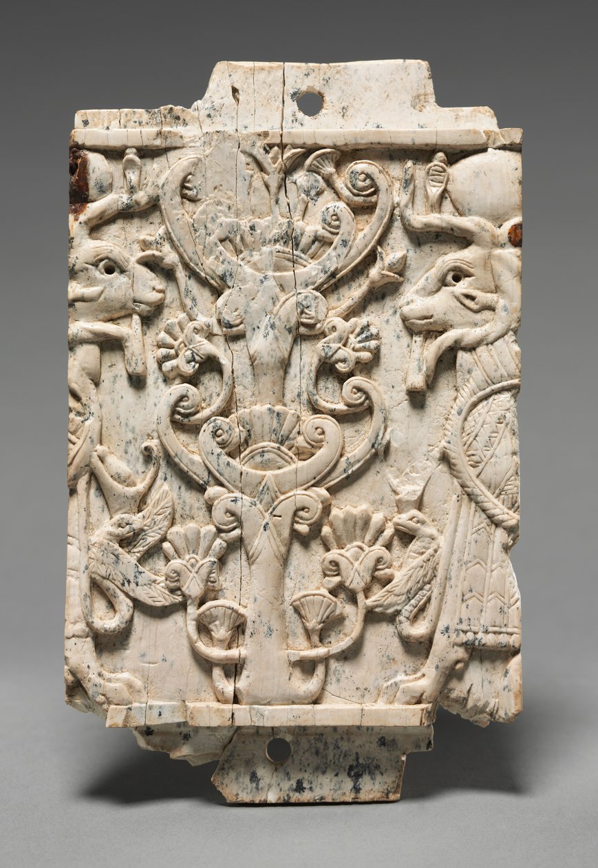 Decoratieve Plaque: Ramshoofdige sfinxen flankeren een heilige boom, 900-800 v.Chr. door Unbekannt