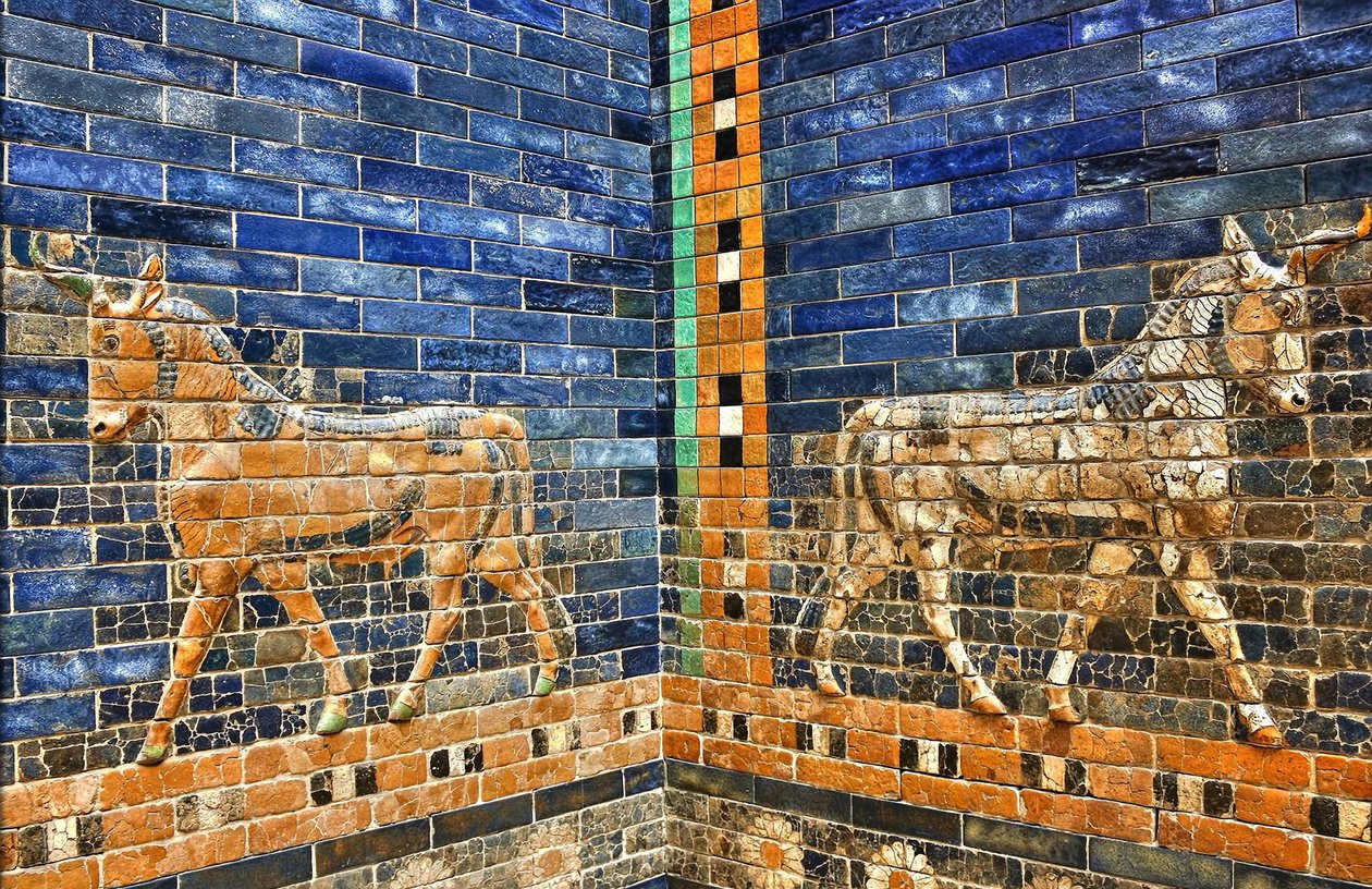 Detail van de reconstructie van de Ishtarpoort uit de jaren 1930, voltooid met originele bakstenen uit ca. 575 v.Chr., Pergamonmuseum, Berlijn, Duitsland (foto) door Unbekannter Künstler