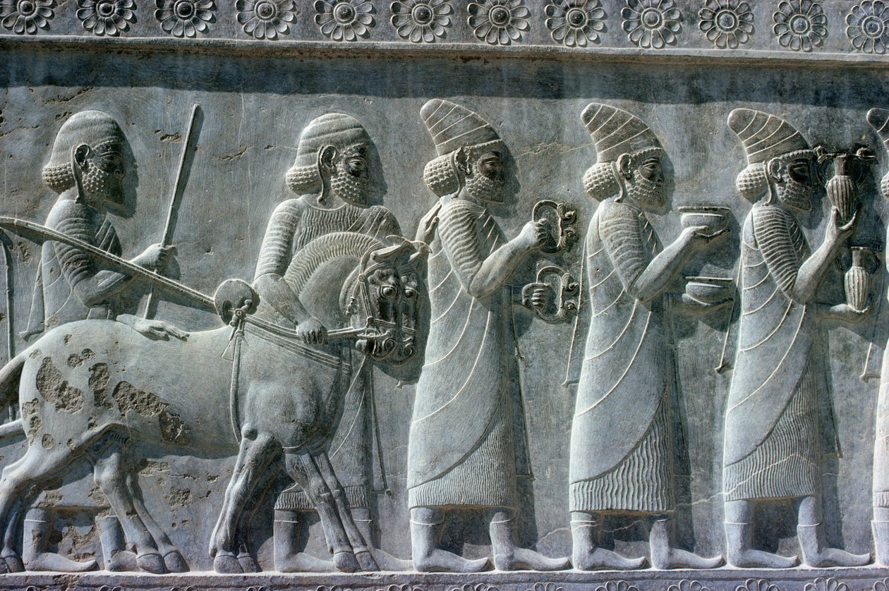 Detail van het reliëffries op de oostelijke trap naar de Apadana (audiëntiezaal) met Lydische afgevaardigden die geschenken dragen voor een ceremonie, Achaemenidische periode, ca. 515 v.Chr. door Unbekannt
