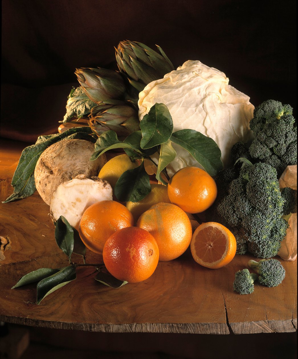 Dieet: stilleven van broccoli, sinaasappels, knolselderij, artisjokken, citroenen en witte kool. door William M. Timlin