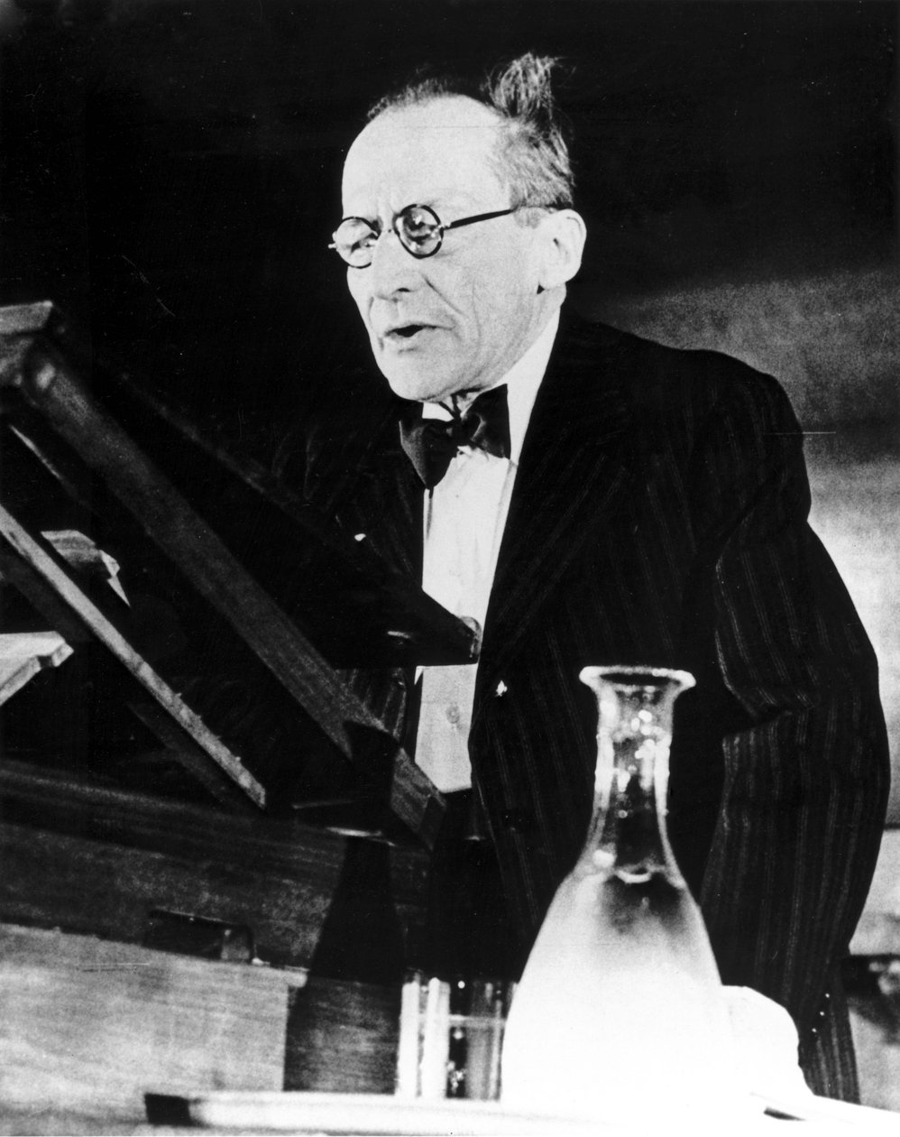 Erwin Schrödinger, Oostenrijkse natuurkundige, geeft een lezing door Unbekannt