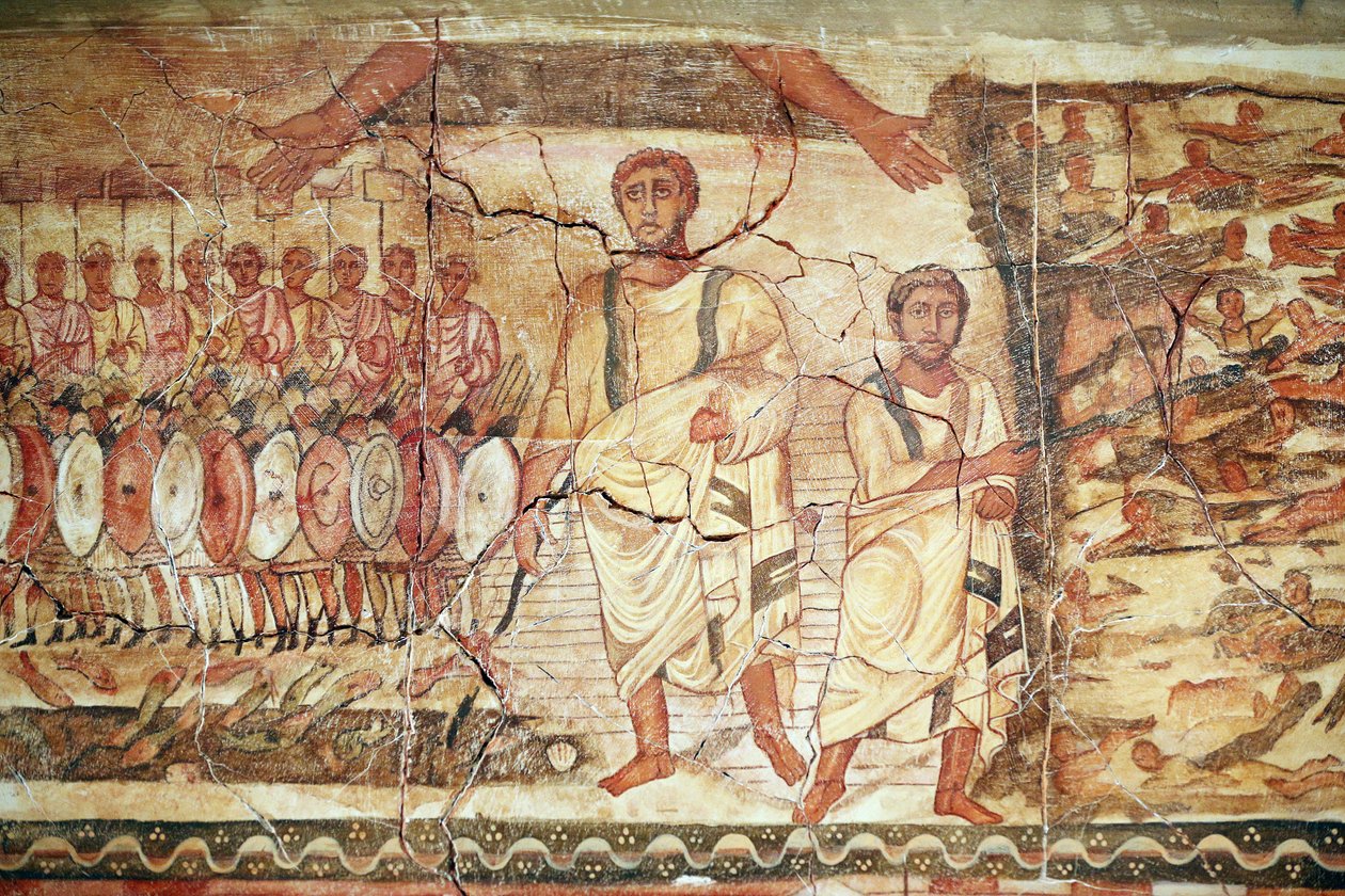 Exodus en doortocht door de Rode Zee, fresco afkomstig uit de Synagoge van Doura (Dura) Europos, 244-245, en bewaard in het Nationaal Museum van Damascus. Foto genomen in het Joods Museum van New York tijdens een tentoonstelling. door Unbekannt