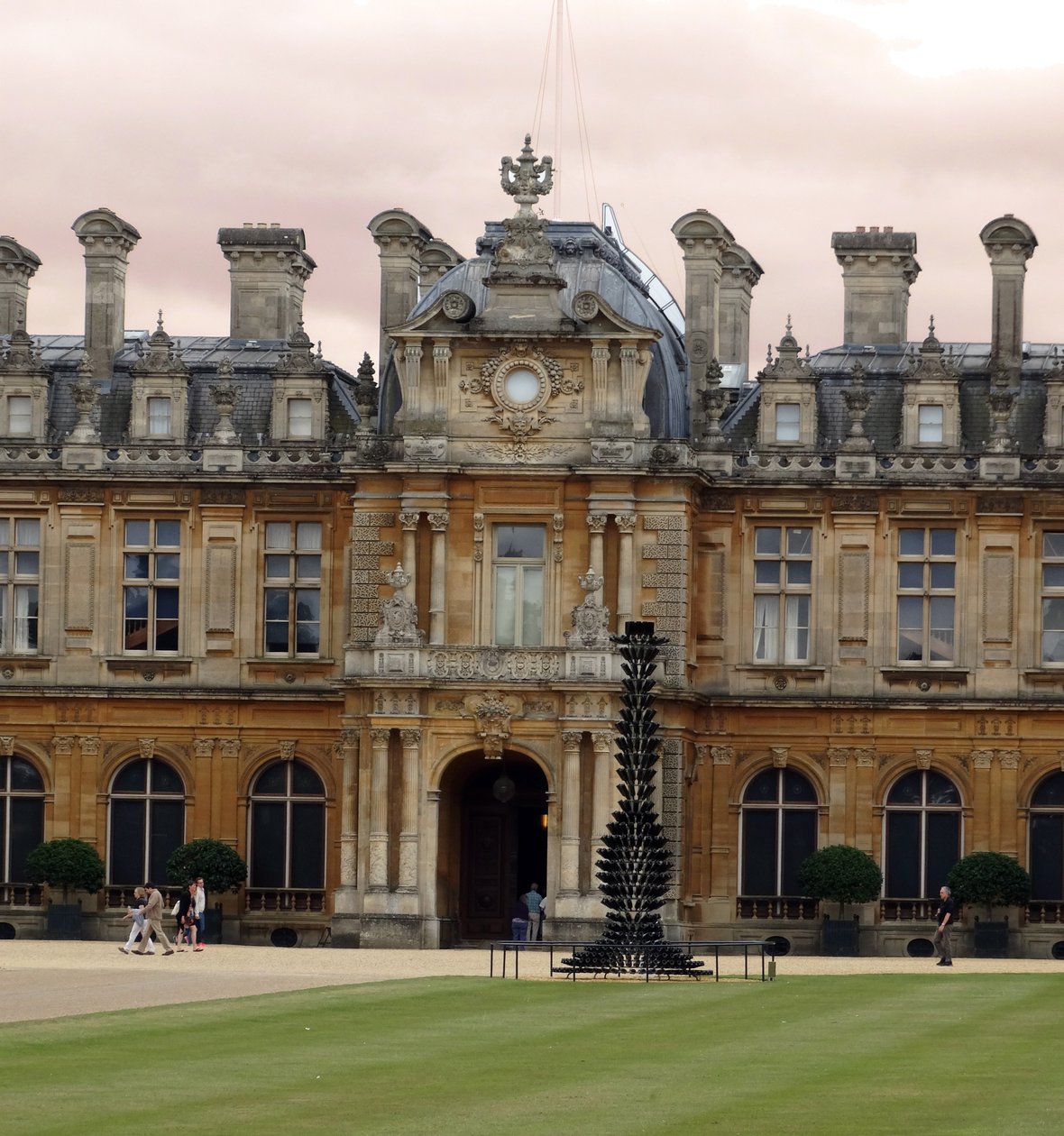 Exterieur van Waddesdon Manor door Lancelot Volders