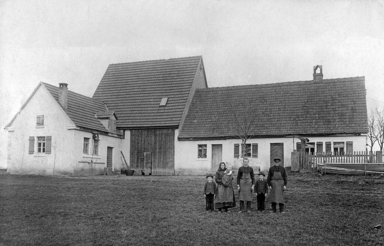 Familie van boeren poseert voor de boerderij. door Unbekannt