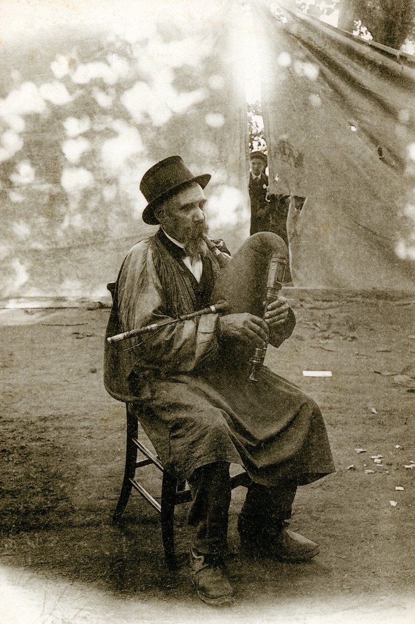 Folklore van Auvergne: muzikant die Chabrette speelt, begin twintigste eeuw (zw/w foto) door Alec Hunter